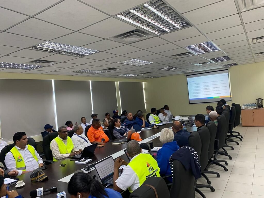 Alcaldía de Santo Domingo Este refuerza búsqueda de niño desaparecido y trabajos de limpieza