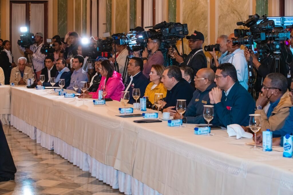 PRESIDENTE ABINADER MANTIENE SUSPENSIÓN DE LABORES Y DOCENCIA ESTE JUEVES EN PROVINCIAS EN ALERTA ROJA POR TORMENTA MELISSA