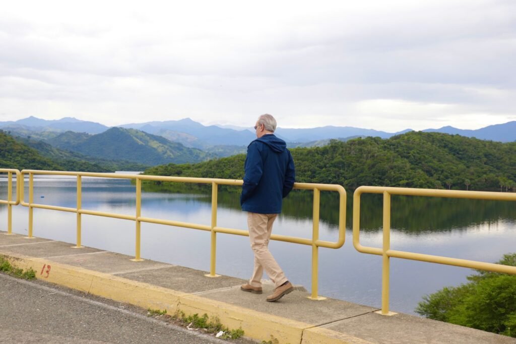 PRESIDENTE ABINADER SUPERVISA EMBALSES DEL NORTE ANTE EL HURACÁN MELISSA