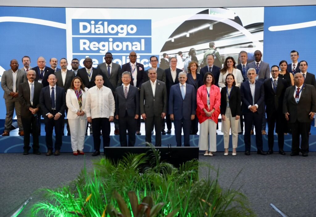PRESIDENTE ABINADER INAUGURA DIÁLOGO REGIONAL SOBRE POLÍTICAS DE TRANSPORTE EN REPÚBLICA DOMINICANA